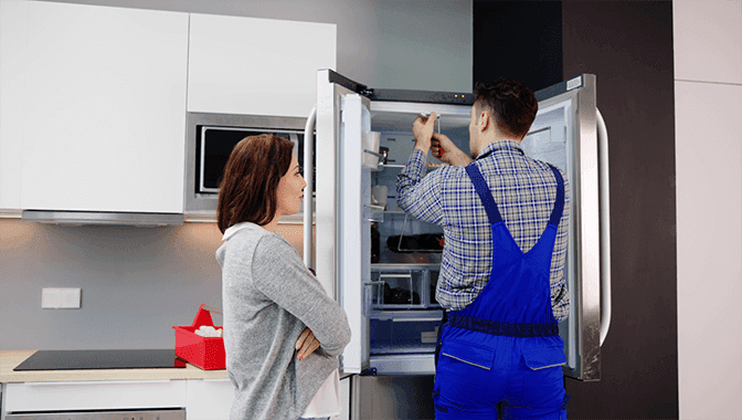Samsung refrigerator repair technician in Dubai – Dubai Repair Pro certified expert servicing a Samsung French door fridge